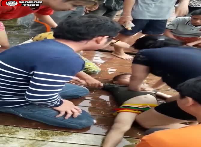 Video :A woman attempts to revive a toddler who is drowning